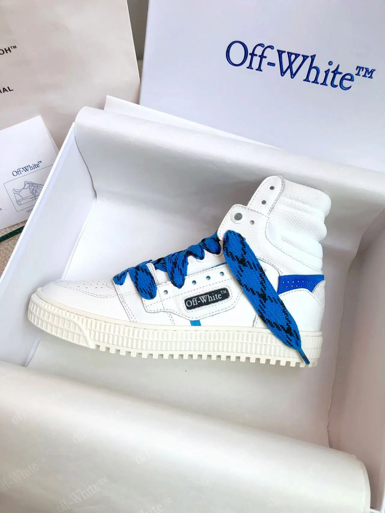 Men's shoes💰620 OFF WHITE ⚡️Couple style⚡️🍓New color🍓 The latest spring model of Gaobang street casual Martin style masterpiece, released the highest quality version on the market 👊 Series original mold opening, original lasting, production technology 1:1 original ➰🔜The best choice for more and more celebrities and Internet celebrities🔸In the classics Changes in the code🔸Innovate in the trend🔸Strive to break away from the shackles of bad street design🔝Although he is not the originator of fashion design, he is definitely a shining dark horse in avant-garde design🐴🆙Do not follow the trend🔅Not universal beauty🔅 Fabric💯First-layer cowhide Lining💯Imported skin-friendly and environmentally friendly polyester mesh Foot pads💯Original molded high-elastic environmentally friendly molding pads Midsole💯Original sleeve lasting process Outsole💯Rubber outsole Packaging💯Official website synchronizes a full set of packaging (brand wrapping paper, brand certificate, brand bag) code number 35-44, 45 customized